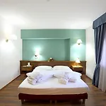Clementi 4* בורמיו
